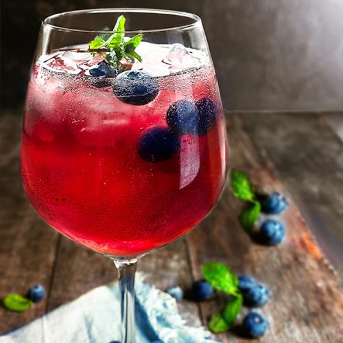 Spritz с красным вином и черникой