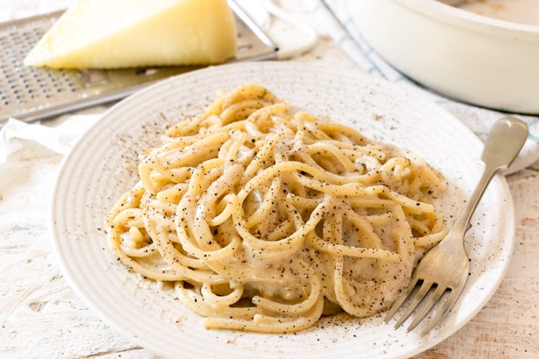 Authentic Cacio e Pepe Spaghetti Recipe, Only 3 Ingredients!