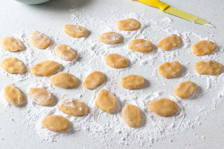 Shape the Italian Almond Cookies: Ricciarelli recipe