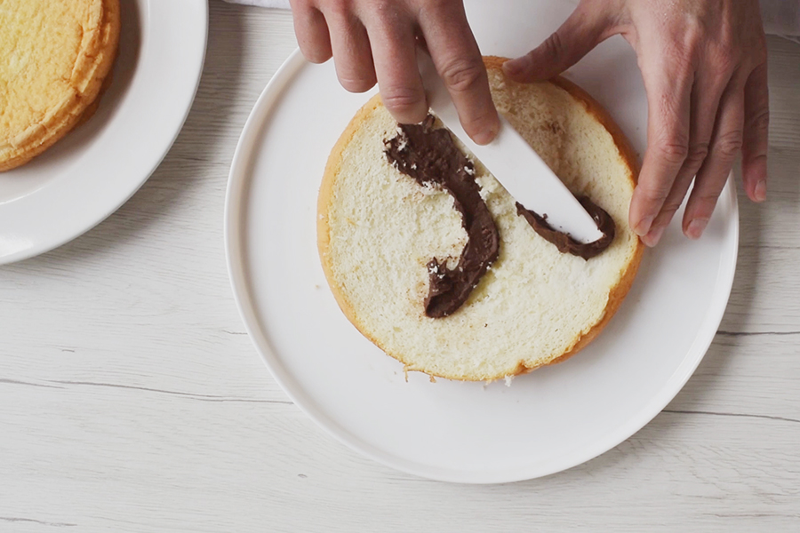 Vanille white cake filled with hazelnut spread