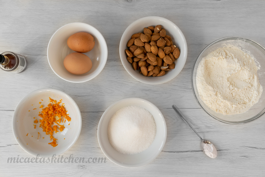 Italian Cantucci with almond ingredients