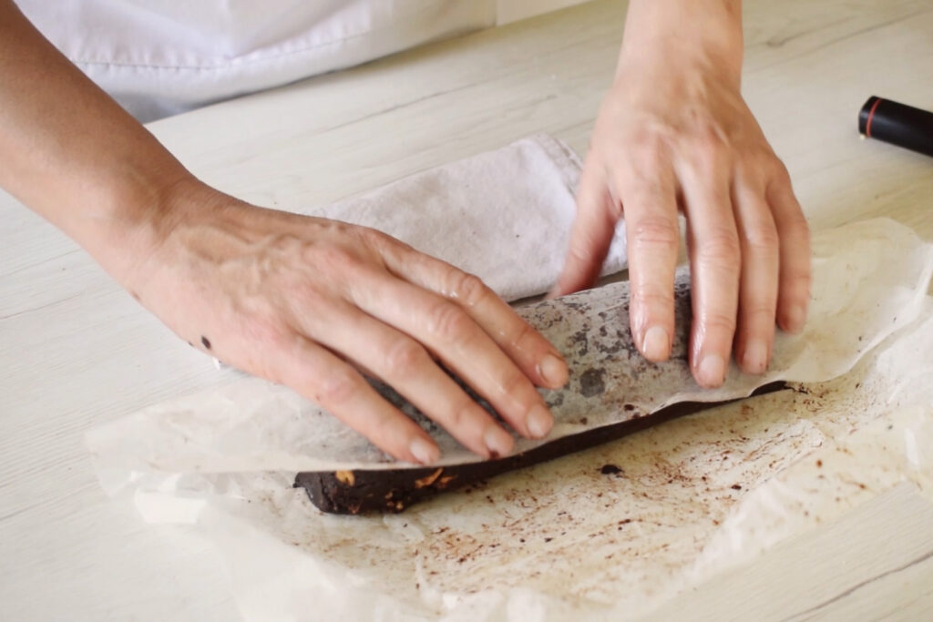 How to shape the chocolate salami dessert