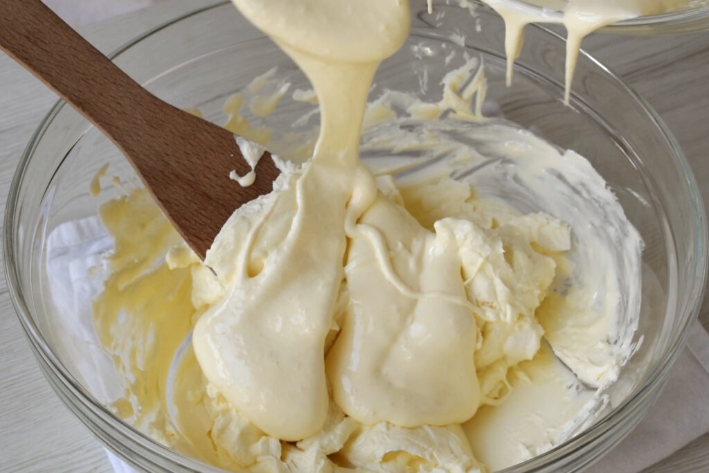 How to make mascarpone cream: add pasteurized egg yolks to mascarpone