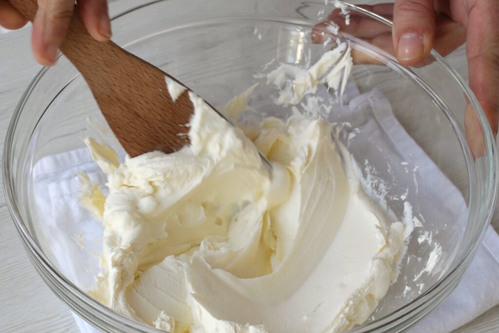 How to make mascarpone cream: work mascarpone with a spatula