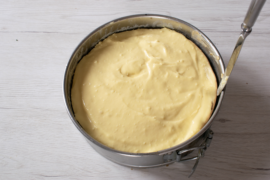 Spread the remaining mascarpone cream over the assembled cake