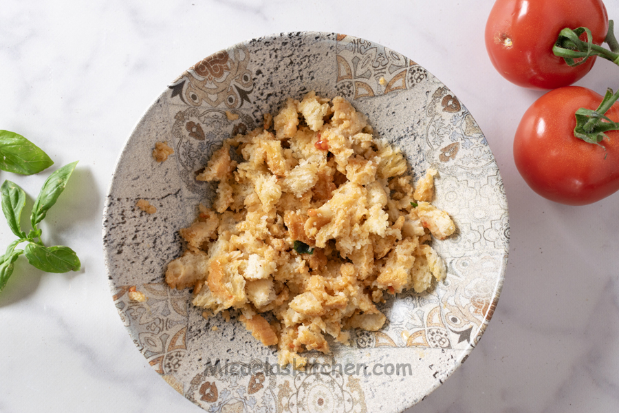 Crumbled bread for panzanella toscana