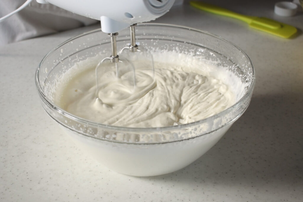 How to make Crema Diplomatica: prepare the whipped cream 5