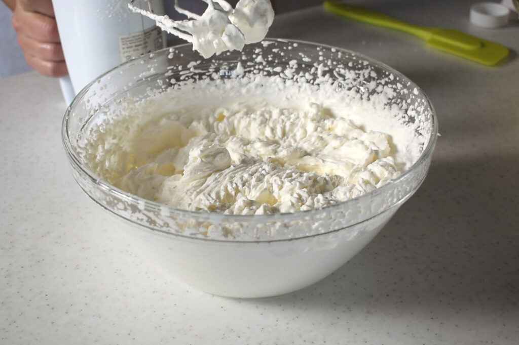 How to make Crema Diplomatica: prepare the whipped cream 6