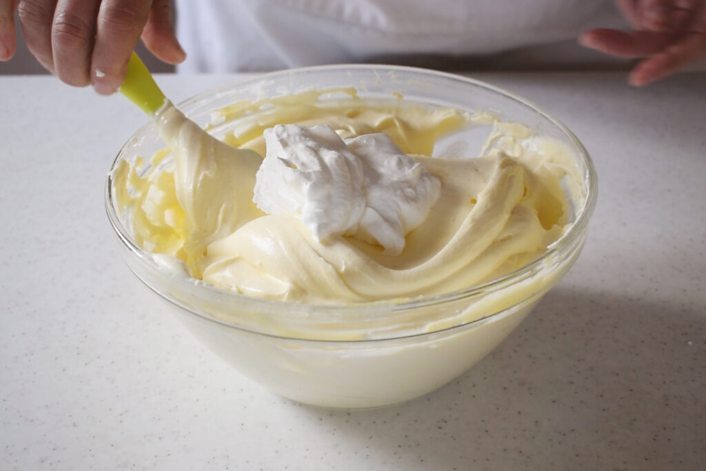 How to make Crema Diplomatica: combine pastry cream and whipped cream 7