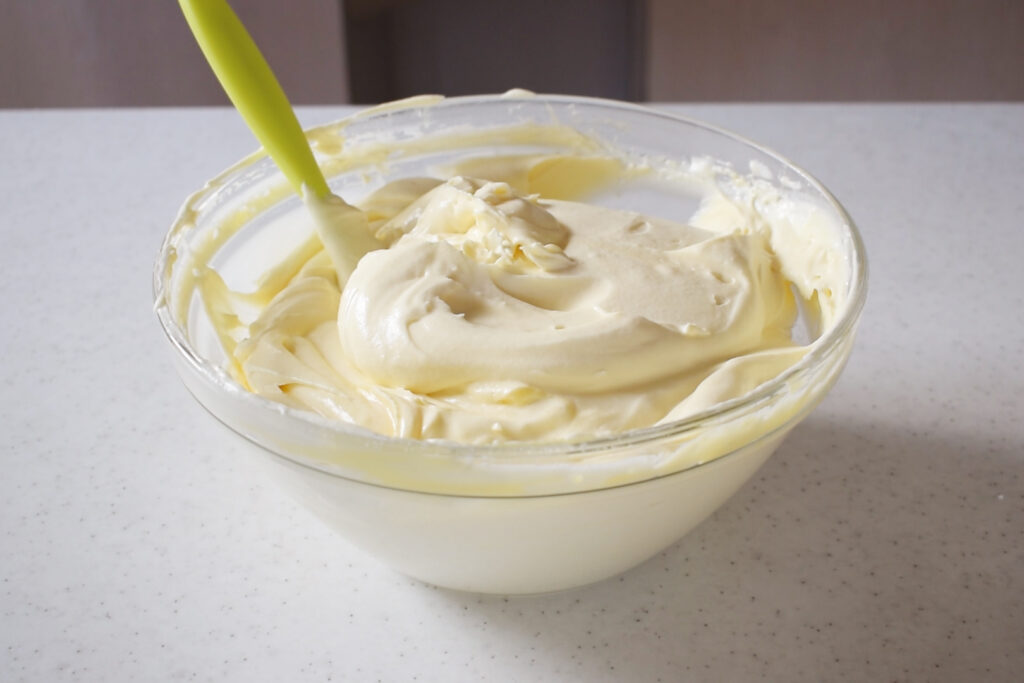 How to make Crema Diplomatica: combine pastry cream and whipped cream 8