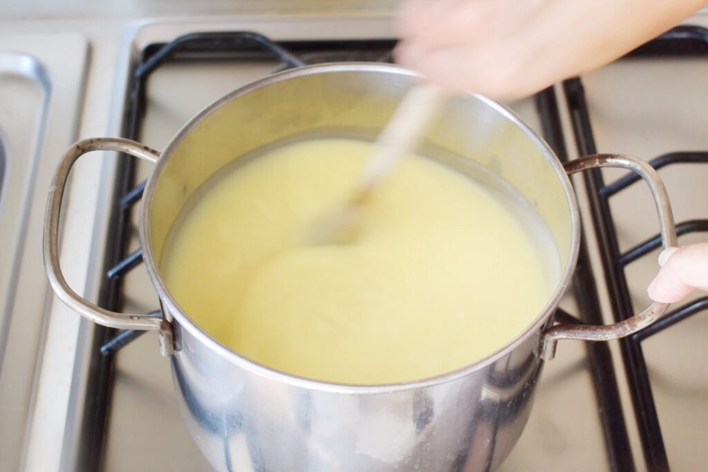 How to make Crema Diplomatica: prepare the pastry cream 3