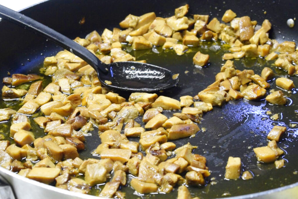 White lasagna: preparing the mushroom.