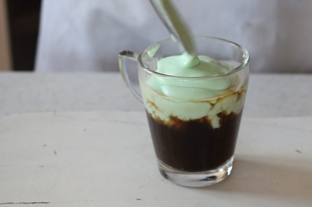 How to make mint coffee: make the layers