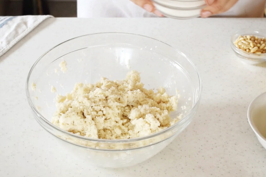 How to make bread cake: squeeze the bread